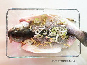 錫紙包鱸魚(yú)的做法步驟3