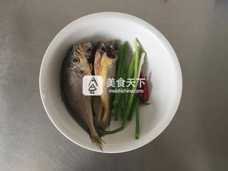 值得去嘗試的一款烤小魚——香辣烤小黃魚的做法步驟:1
