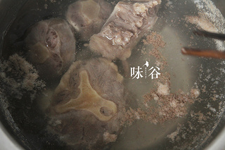 秋冬進(jìn)補(bǔ)（白蘿卜牛尾湯）的做法步驟：2