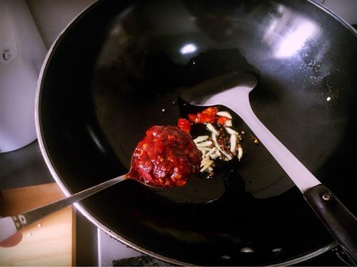 麻辣鯽魚(yú)的做法