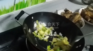 京津名吃、家鄉(xiāng)回憶--紅燜鯽魚的做法步驟：7