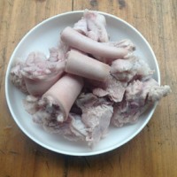 一道補(bǔ)血養(yǎng)顏的靚湯-----蓮藕花生豬尾湯的做法圖解3