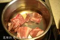 冬季進(jìn)補(bǔ)，冬瓜排骨湯的做法步驟1