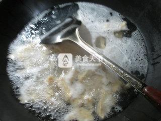 花生米茶樹(shù)菇烤麩 的做法步驟:2