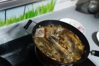 京津名吃、家鄉(xiāng)回憶--紅燜鯽魚的做法步驟：8