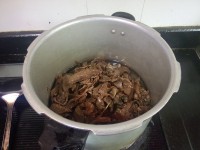 五花肉燉黑筍干的做法步驟4