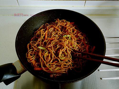 秘制醬汁炒面的做法