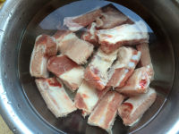排骨蓮藕胡蘿卜湯的做法步驟2