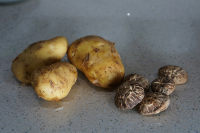 香菇土豆?fàn)F雞的做法步驟2