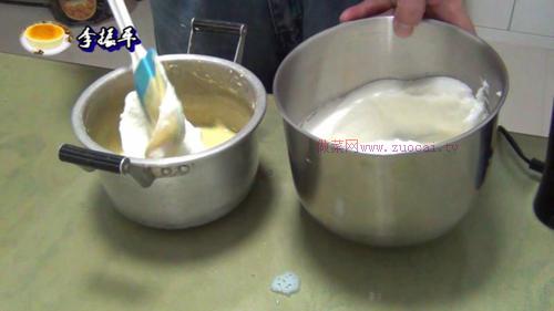 中空戚風(fēng)蛋糕8寸的做法