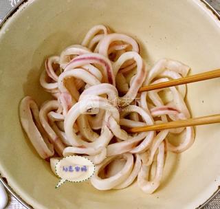 里約奧運(yùn)會(huì)必備的小零食—酥炸魷魚圈的做法步驟：2