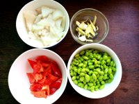 毛豆紅椒魷魚(yú)的做法步驟1