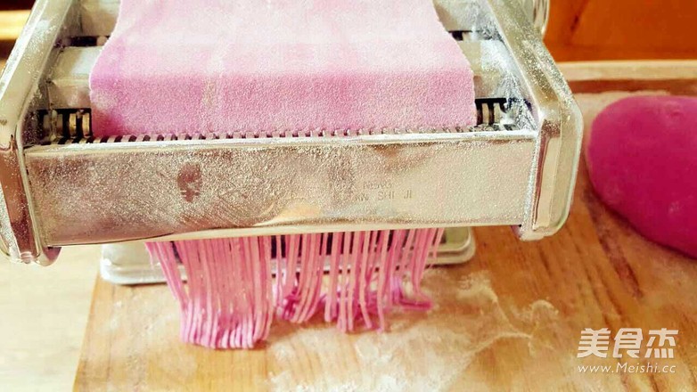 再挑剔的小孩也無法拒絕！彩色蔬果面的做法