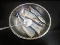 檸檬香煎秋刀魚(yú)的做法步驟2