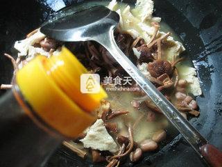 花生米茶樹(shù)菇烤麩 的做法步驟:6