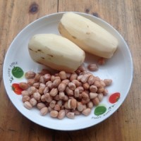 一道補(bǔ)血養(yǎng)顏的靚湯-----蓮藕花生豬尾湯的做法圖解1