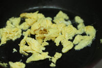 金槍魚營(yíng)養(yǎng)炒飯的做法步驟4