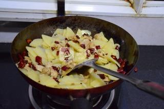 香辣土豆片的做法步驟:7