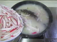 鯽魚(yú)蘿卜湯的做法步驟7
