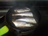 檸檬香煎秋刀魚(yú)的做法步驟4