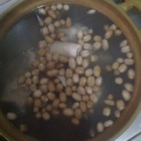 一道補(bǔ)血養(yǎng)顏的靚湯-----蓮藕花生豬尾湯的做法圖解6