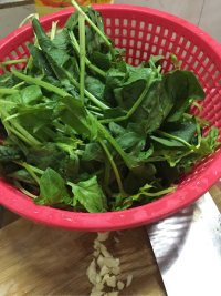 蒜蓉炒菠菜的做法步驟1