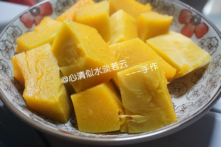 咸蛋黃炒南瓜的做法步驟3