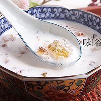 養(yǎng)顏美容的牛奶燉桃膠的做法圖解7