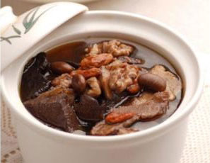 制首烏排骨湯的做法功效，美味至極的美顏?zhàn)贪l(fā)湯