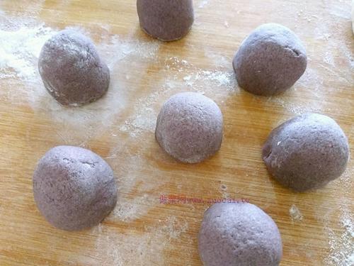 金錢黑米面豆沙包的做法