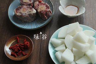 秋冬進(jìn)補(bǔ)（白蘿卜牛尾湯）的做法步驟：1