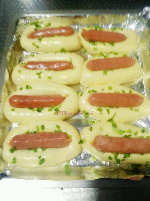 蔥香烤腸面包的做法