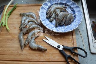 冰鎮(zhèn)酸辣蝦的做法步驟：3