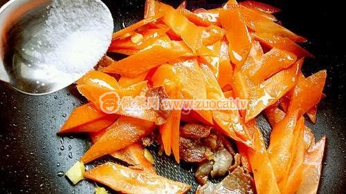 胡蘿卜炒臘肉的做法