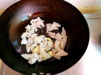 毛豆紅椒魷魚(yú)的做法步驟3