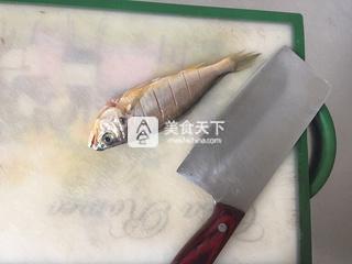 值得去嘗試的一款烤小魚——香辣烤小黃魚的做法步驟:2