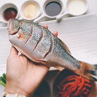 吃好一條魚？是煎、是炸、是燉？蔥油鱸魚，請跟我來學(xué)哦！的做法圖解3