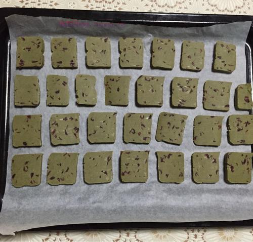 抹茶蔓越莓餅干的做法