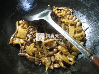 花生米茶樹(shù)菇烤麩 的做法步驟:10