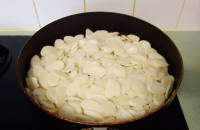 泡菜洋蔥紅蘿卜炒韓國(guó)年糕的做法步驟7