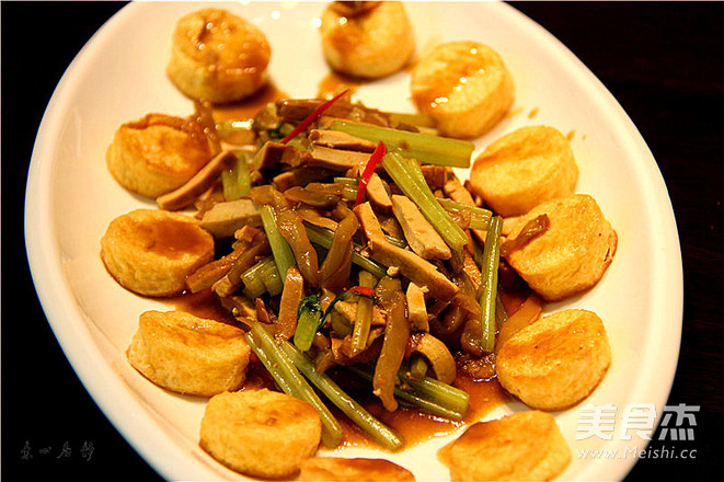 素心居靜香噴噴香干芹菜榨菜絲的做法