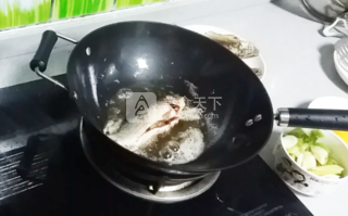 京津名吃、家鄉(xiāng)回憶--紅燜鯽魚的做法步驟：4