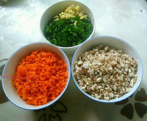 香菇胡蘿卜豬肉餃子的做法