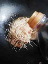 綠豆芽炒肉的做法步驟6