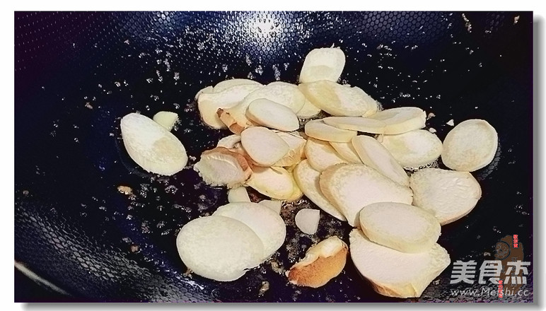 過(guò)油滑肉菇的做法