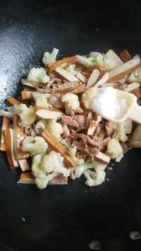 香干花菜炒肉的做法步驟8