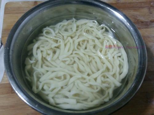 尖椒肉絲鹵手搟面的做法