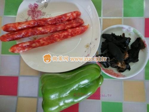 青椒木耳炒臘腸的做法