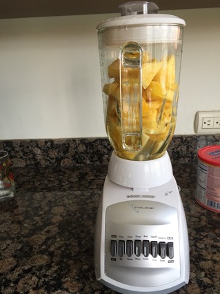 冰鎮(zhèn)鮮榨菠蘿汁