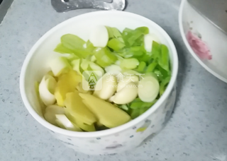 京津名吃、家鄉(xiāng)回憶--紅燜鯽魚的做法步驟：2